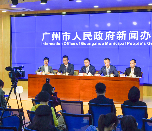 2020年3月，在廣州市政府疫情防控新聞發布會上，華邦作為抗疫和復工兩全示范企業分享經驗，李順臣（中）代表企業出席.jpg